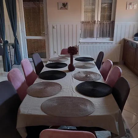 Apartmán Akacvirag Airport Viki Apartman *